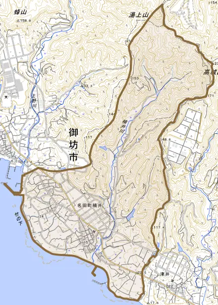 名田町楠井とその周辺の地図。町の範囲を重ねている