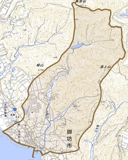 名田町上野とその周辺の地図。町の範囲を重ねている