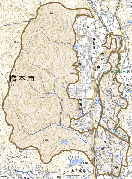 橋谷とその周辺の地図。町の範囲を重ねている