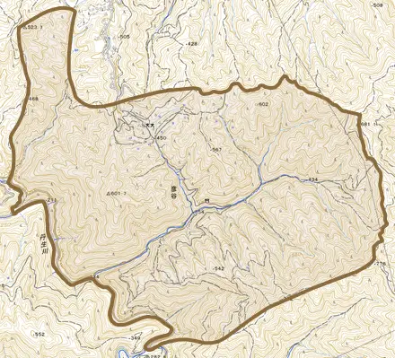 彦谷とその周辺の地図。町の範囲を重ねている