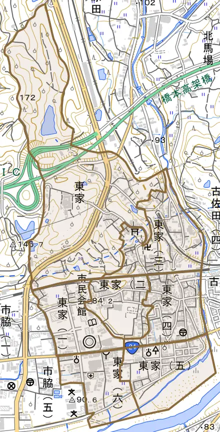 東家とその周辺の地図。町の範囲を重ねている