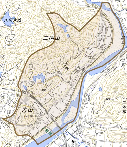 大字入野とその周辺の地図。町の範囲を重ねている