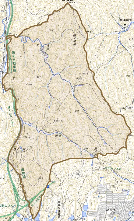 境谷とその周辺の地図。町の範囲を重ねている