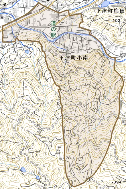 下津町小南とその周辺の地図。町の範囲を重ねている
