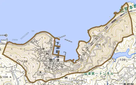 下津町塩津とその周辺の地図。町の範囲を重ねている