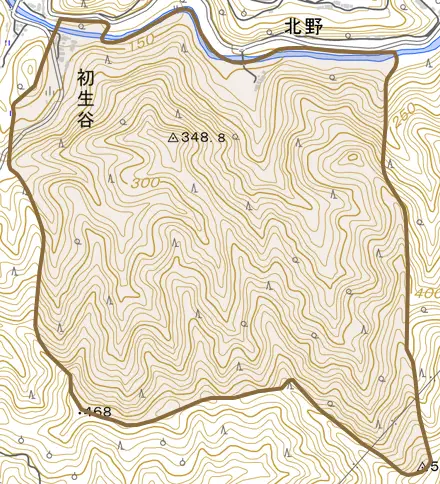 初生谷とその周辺の地図。町の範囲を重ねている