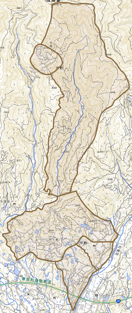 平野とその周辺の地図。町の範囲を重ねている