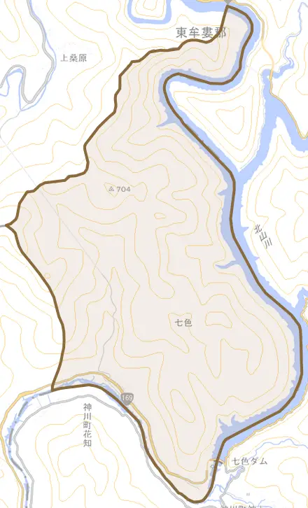 大字七色とその周辺の地図。町の範囲を重ねている