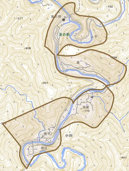 小川とその周辺の地図。町の範囲を重ねている