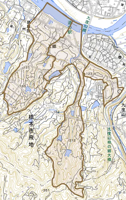 大字入郷とその周辺の地図。町の範囲を重ねている