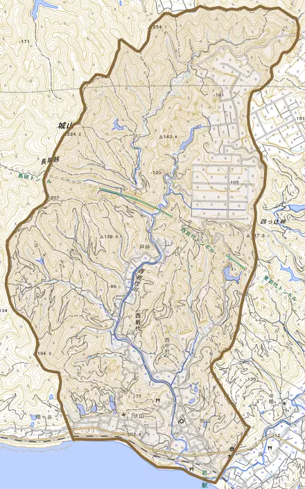 西岩代とその周辺の地図。町の範囲を重ねている