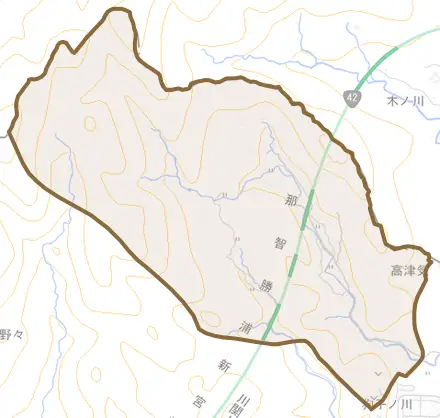 大字高津気とその周辺の地図。町の範囲を重ねている