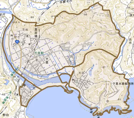 大字下里とその周辺の地図。町の範囲を重ねている