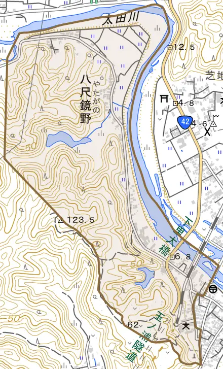 大字八尺鏡野とその周辺の地図。町の範囲を重ねている