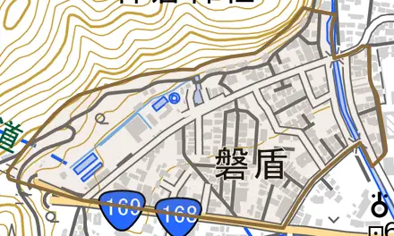 磐盾とその周辺の地図。町の範囲を重ねている