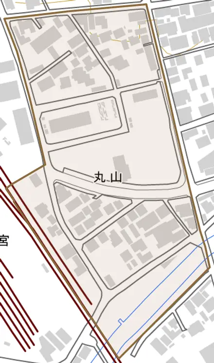 丸山とその周辺の地図。町の範囲を重ねている