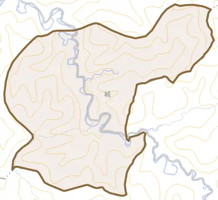 城とその周辺の地図。町の範囲を重ねている