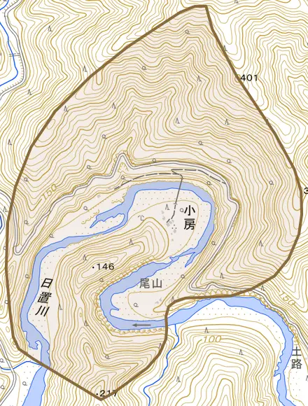 小房とその周辺の地図。町の範囲を重ねている