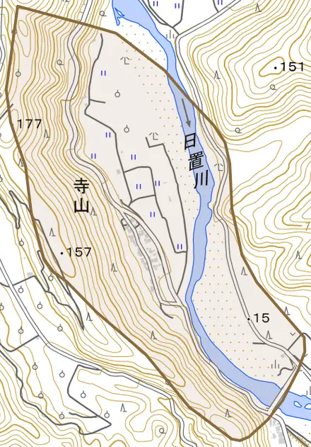 寺山とその周辺の地図。町の範囲を重ねている
