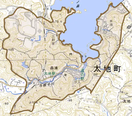 大字森浦とその周辺の地図。町の範囲を重ねている