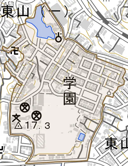 学園とその周辺の地図。町の範囲を重ねている