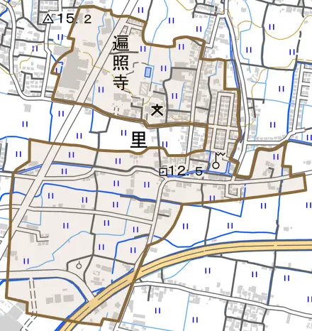 里とその周辺の地図。町の範囲を重ねている