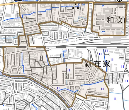 新在家とその周辺の地図。町の範囲を重ねている