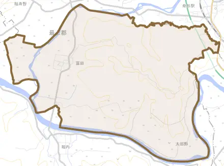 富田とその周辺の地図。町の範囲を重ねている