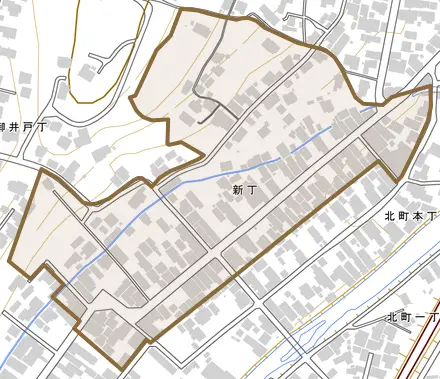 新丁とその周辺の地図。町の範囲を重ねている