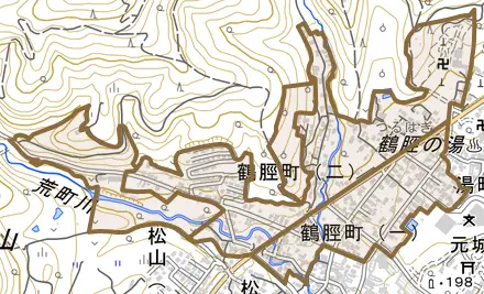 鶴脛町とその周辺の地図。町の範囲を重ねている