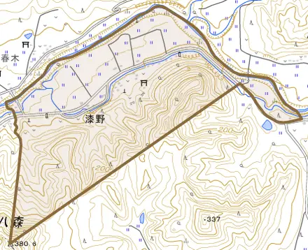 大字漆野とその周辺の地図。町の範囲を重ねている