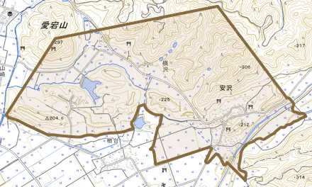 大字安沢とその周辺の地図。町の範囲を重ねている