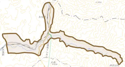 大字及位とその周辺の地図。町の範囲を重ねている