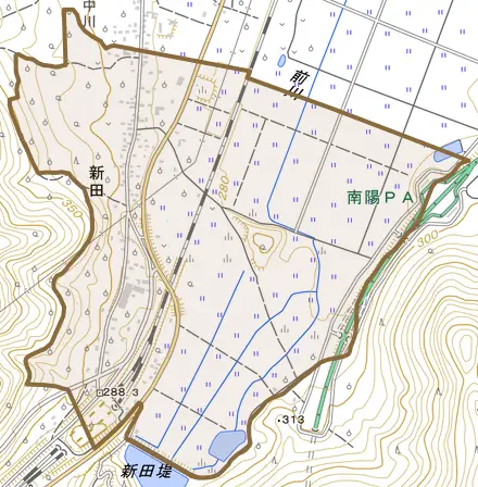新田とその周辺の地図。町の範囲を重ねている