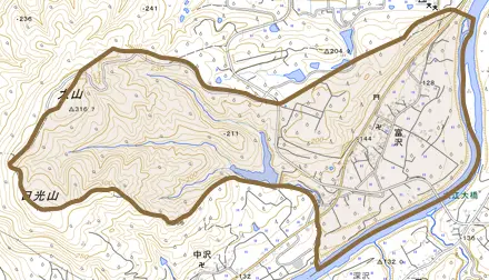 大字富沢とその周辺の地図。町の範囲を重ねている