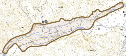 大字新股とその周辺の地図。町の範囲を重ねている