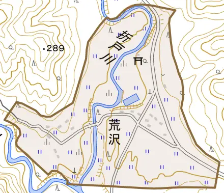 大字荒沢とその周辺の地図。町の範囲を重ねている