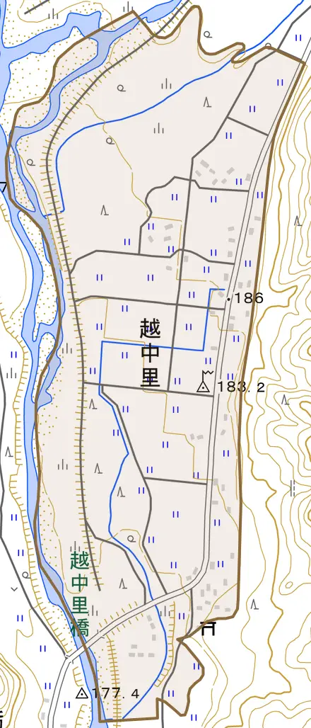 大字越中里とその周辺の地図。町の範囲を重ねている