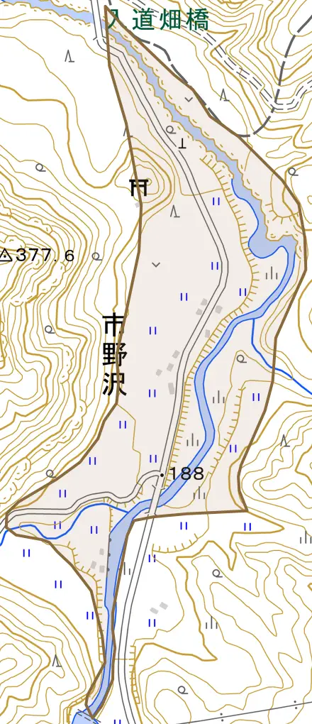 大字市野沢とその周辺の地図。町の範囲を重ねている