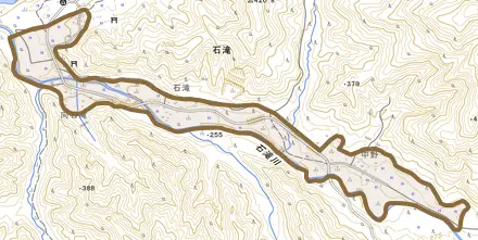大字石滝とその周辺の地図。町の範囲を重ねている