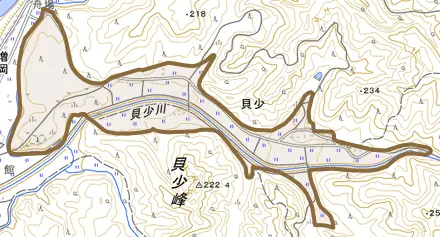 大字貝少とその周辺の地図。町の範囲を重ねている