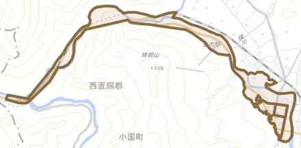 大字小国小坂町とその周辺の地図。町の範囲を重ねている
