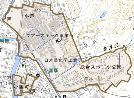 大字小国町とその周辺の地図。町の範囲を重ねている