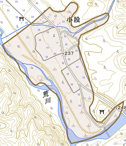 大字小股とその周辺の地図。町の範囲を重ねている
