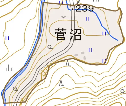 大字菅沼とその周辺の地図。町の範囲を重ねている