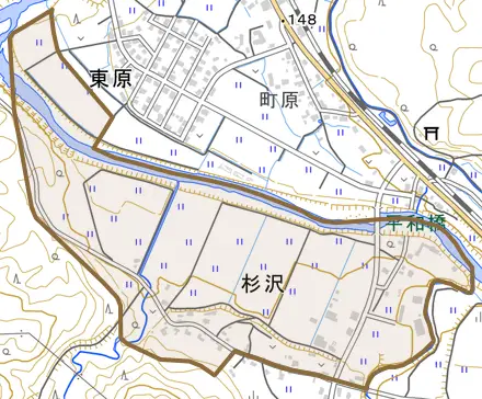大字杉沢とその周辺の地図。町の範囲を重ねている