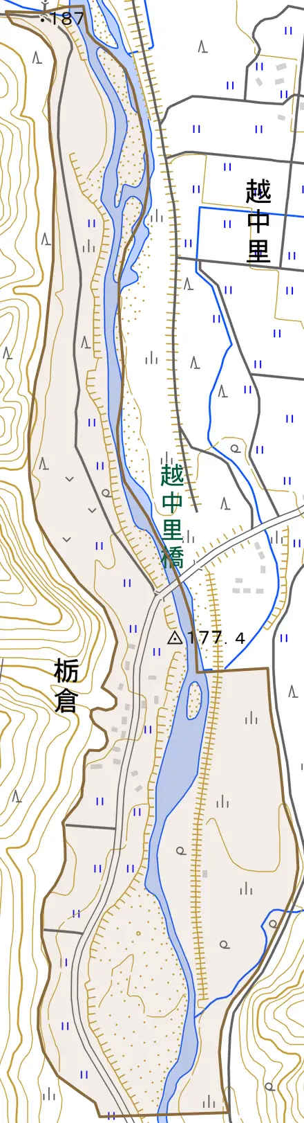 大字栃倉とその周辺の地図。町の範囲を重ねている