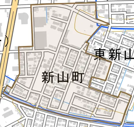 新山町とその周辺の地図。町の範囲を重ねている