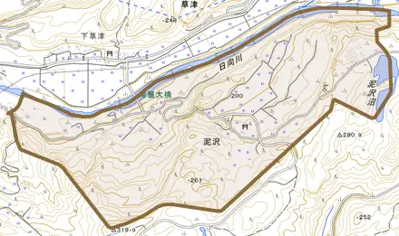 泥沢とその周辺の地図。町の範囲を重ねている