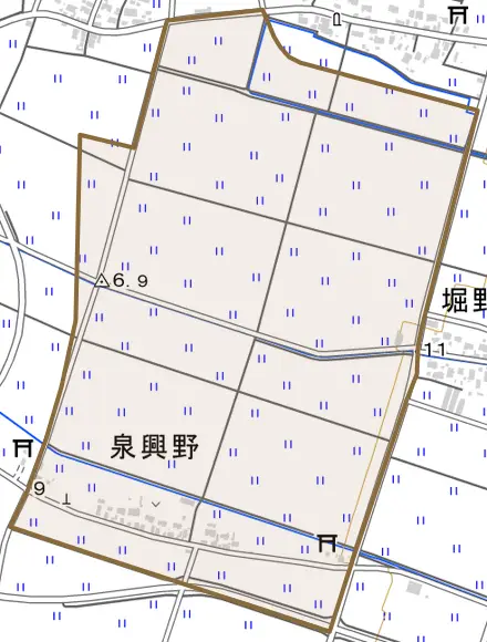 泉興野とその周辺の地図。町の範囲を重ねている